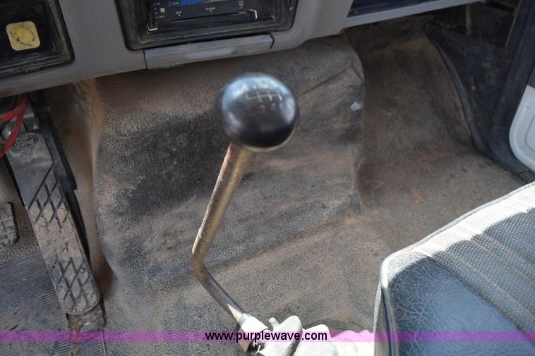 image for item K6053 1999 Ford F700 flatbed truck