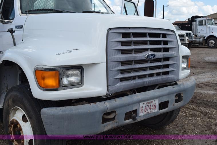 image for item K6053 1999 Ford F700 flatbed truck