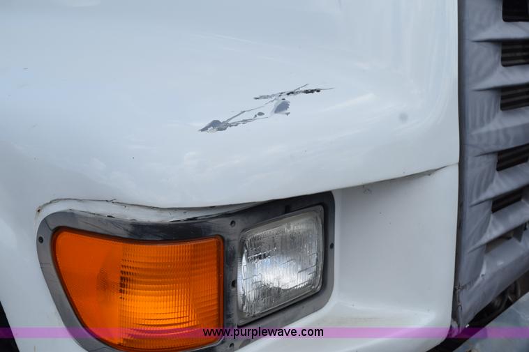 image for item K6053 1999 Ford F700 flatbed truck