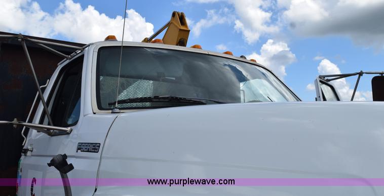 image for item K6053 1999 Ford F700 flatbed truck