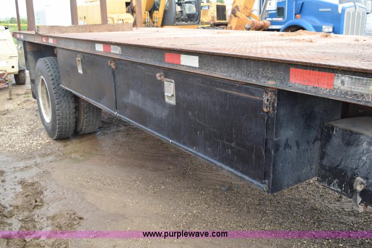 image for item K6053 1999 Ford F700 flatbed truck
