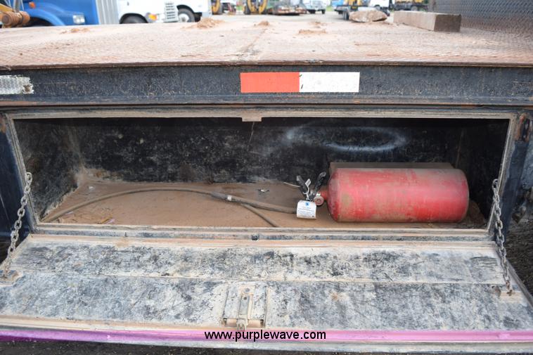 image for item K6053 1999 Ford F700 flatbed truck