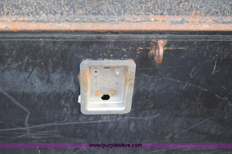 image for item K6053 1999 Ford F700 flatbed truck