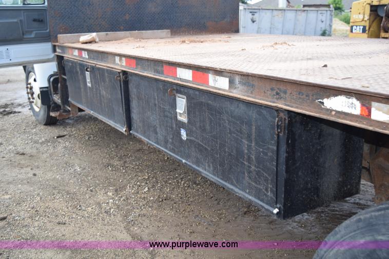 image for item K6053 1999 Ford F700 flatbed truck