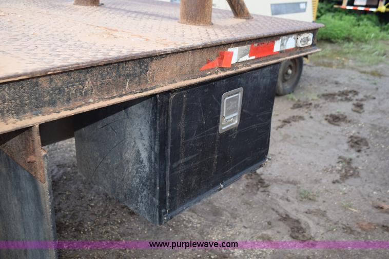 image for item K6053 1999 Ford F700 flatbed truck