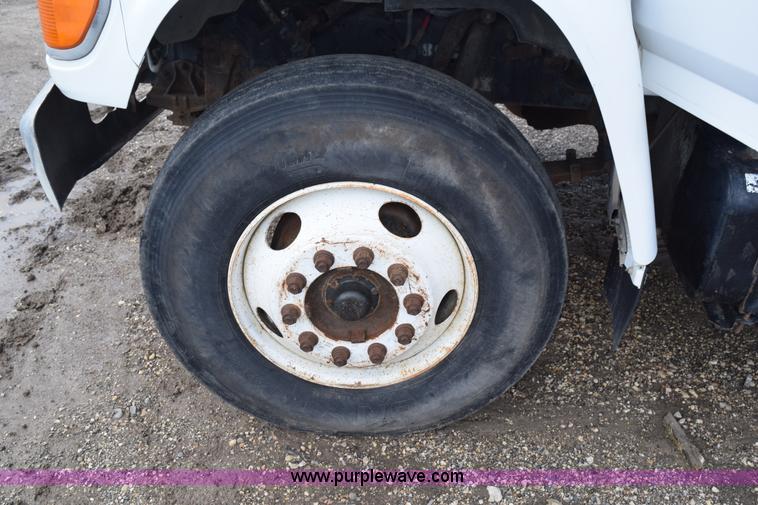 image for item K6053 1999 Ford F700 flatbed truck