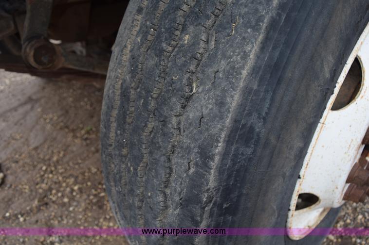 image for item K6053 1999 Ford F700 flatbed truck