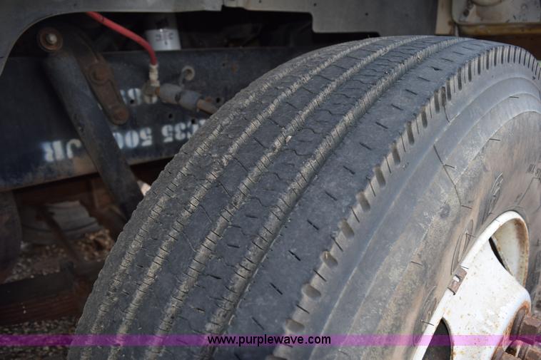 image for item K6053 1999 Ford F700 flatbed truck