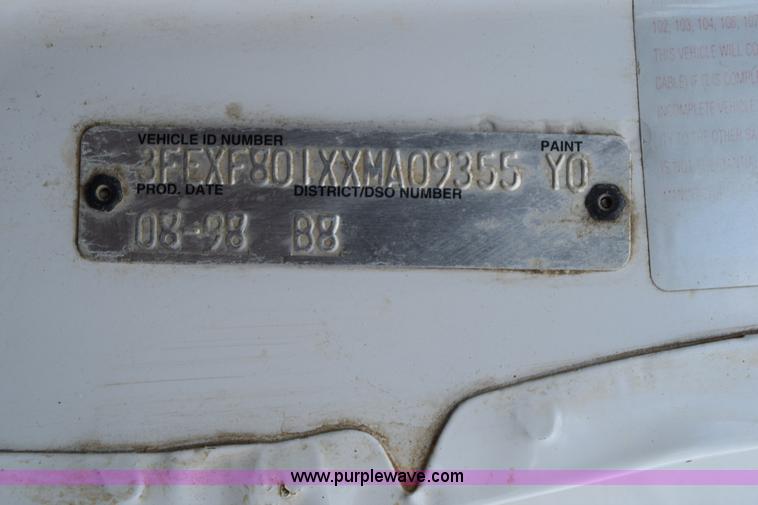 image for item K6053 1999 Ford F700 flatbed truck