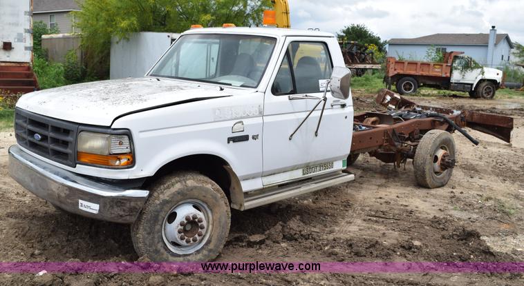 image for item K6072 1997 Ford F450 Super Duty truck cab and chassis