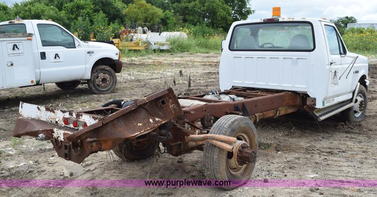 image for item K6072 1997 Ford F450 Super Duty truck cab and chassis