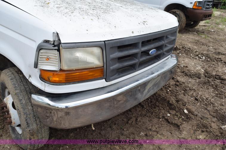 image for item K6072 1997 Ford F450 Super Duty truck cab and chassis