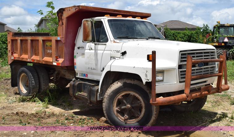 image for item K6075 1991 Ford F700 dump truck
