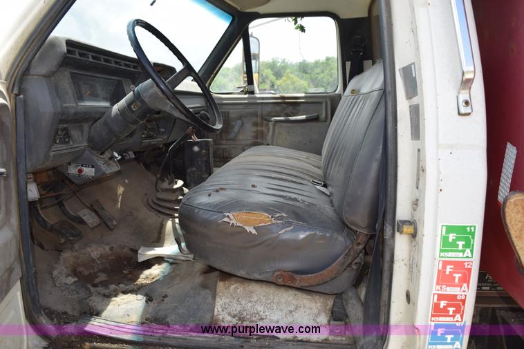 image for item K6075 1991 Ford F700 dump truck
