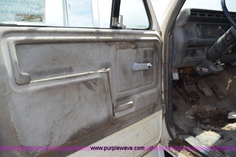 image for item K6075 1991 Ford F700 dump truck