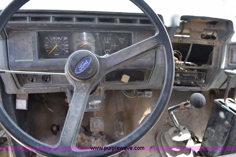 image for item K6075 1991 Ford F700 dump truck