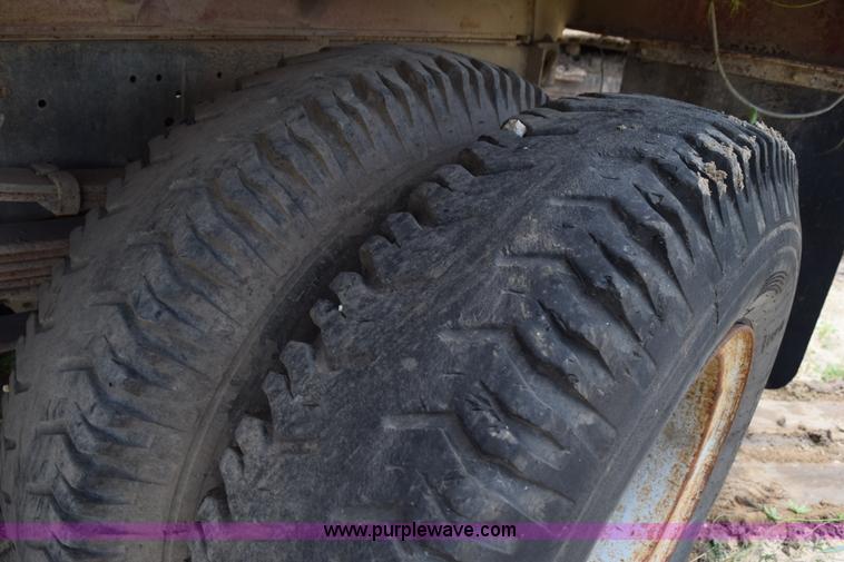 image for item K6075 1991 Ford F700 dump truck