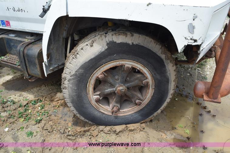 image for item K6075 1991 Ford F700 dump truck