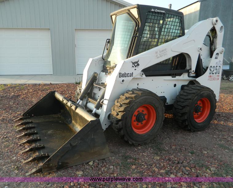 image for item K8135 2003 Bobcat S250 skid steer