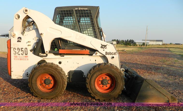 image for item K8135 2003 Bobcat S250 skid steer