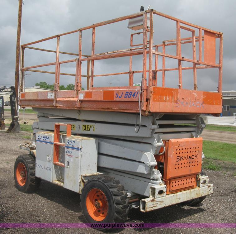 image for item K8689 1999 Sky Jack SJ8841A scissor lift