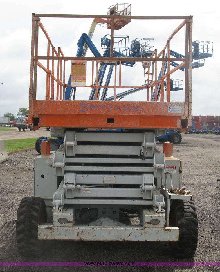 image for item K8689 1999 Sky Jack SJ8841A scissor lift