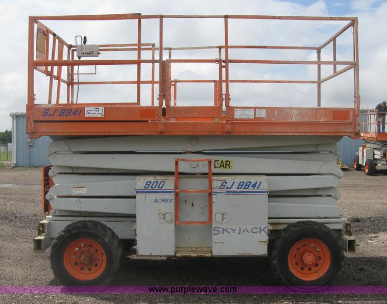 image for item K8689 1999 Sky Jack SJ8841A scissor lift