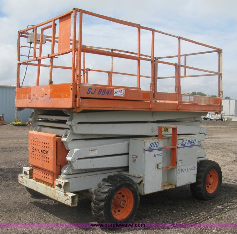 image for item K8689 1999 Sky Jack SJ8841A scissor lift