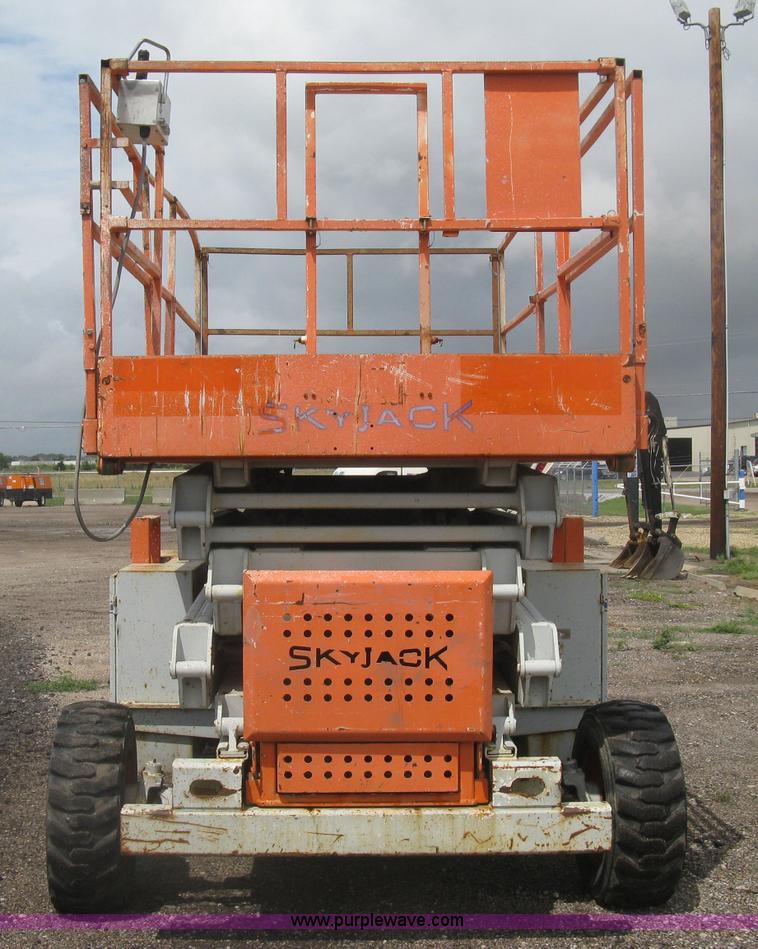 image for item K8689 1999 Sky Jack SJ8841A scissor lift