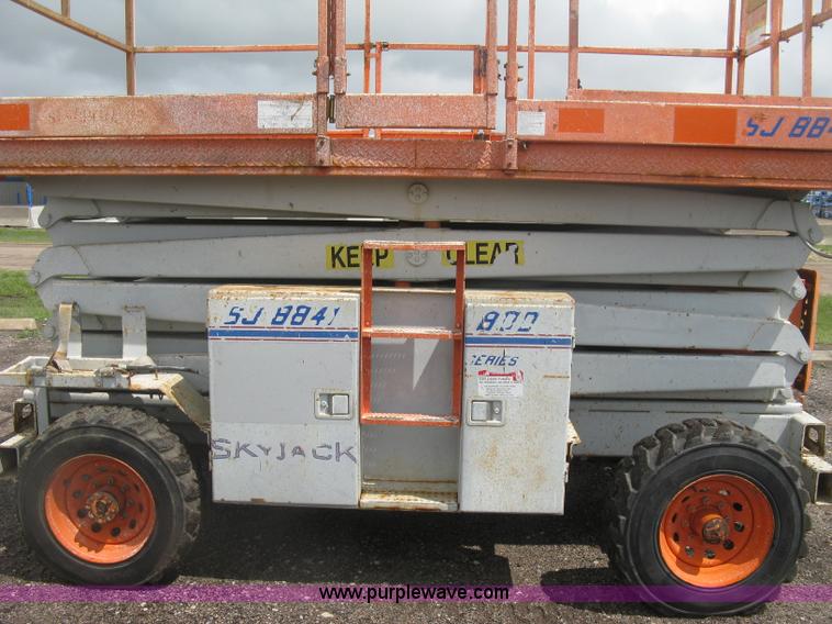 image for item K8689 1999 Sky Jack SJ8841A scissor lift