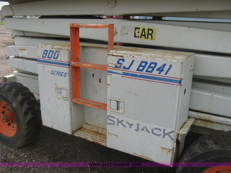 image for item K8689 1999 Sky Jack SJ8841A scissor lift