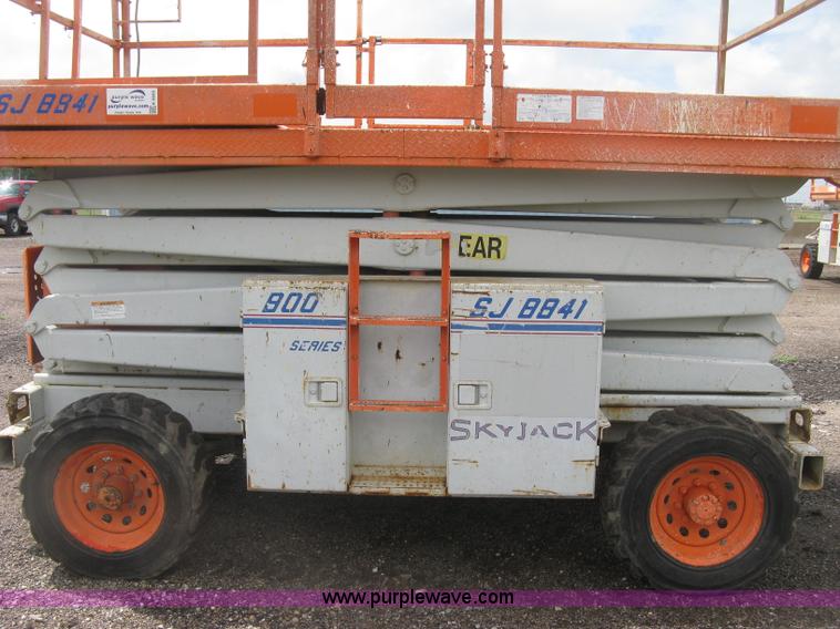 image for item K8689 1999 Sky Jack SJ8841A scissor lift