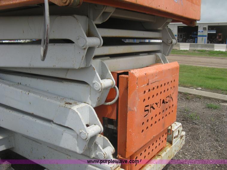 image for item K8689 1999 Sky Jack SJ8841A scissor lift
