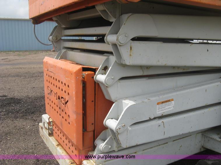 image for item K8689 1999 Sky Jack SJ8841A scissor lift