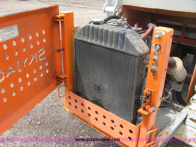 image for item K8689 1999 Sky Jack SJ8841A scissor lift