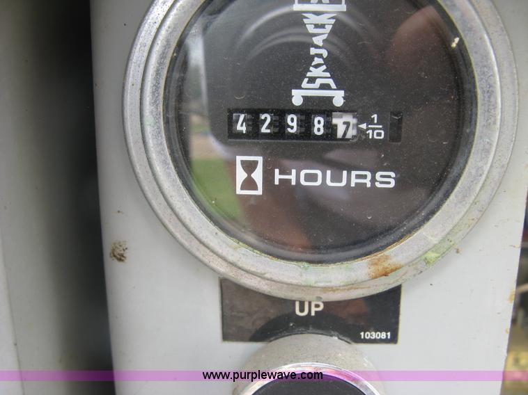 image for item K8689 1999 Sky Jack SJ8841A scissor lift