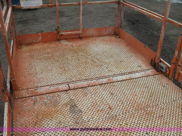 image for item K8689 1999 Sky Jack SJ8841A scissor lift
