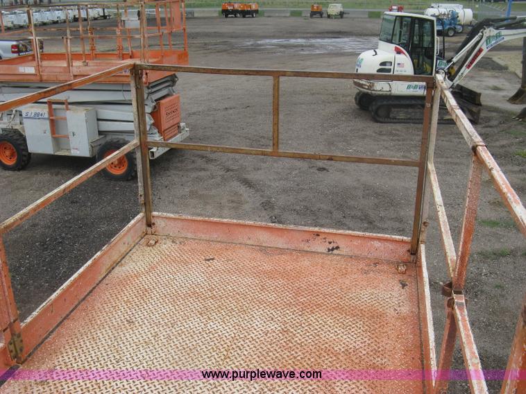 image for item K8689 1999 Sky Jack SJ8841A scissor lift