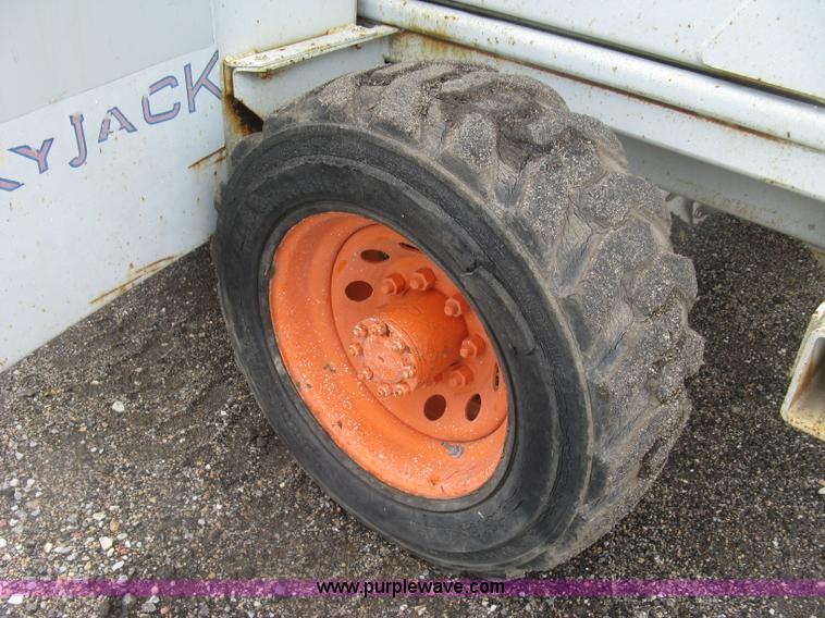 image for item K8689 1999 Sky Jack SJ8841A scissor lift