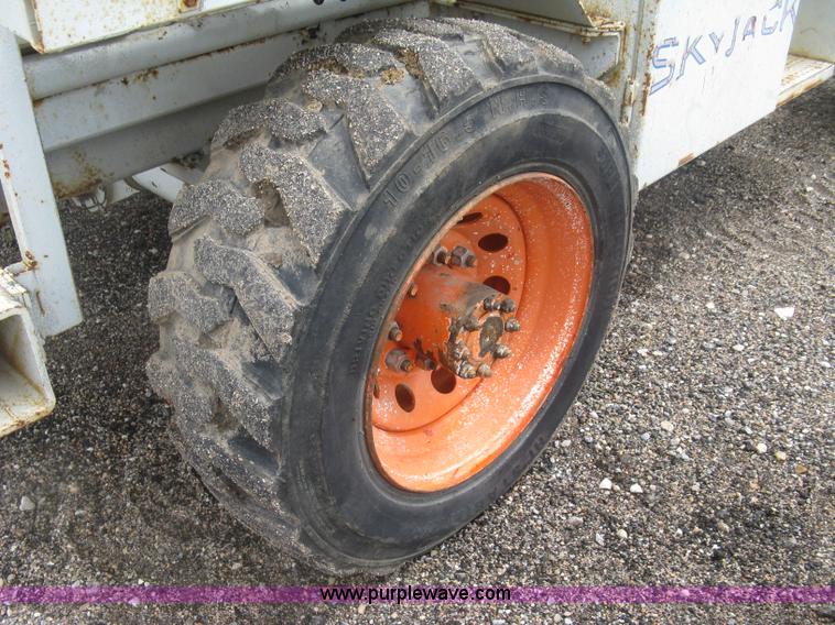 image for item K8689 1999 Sky Jack SJ8841A scissor lift