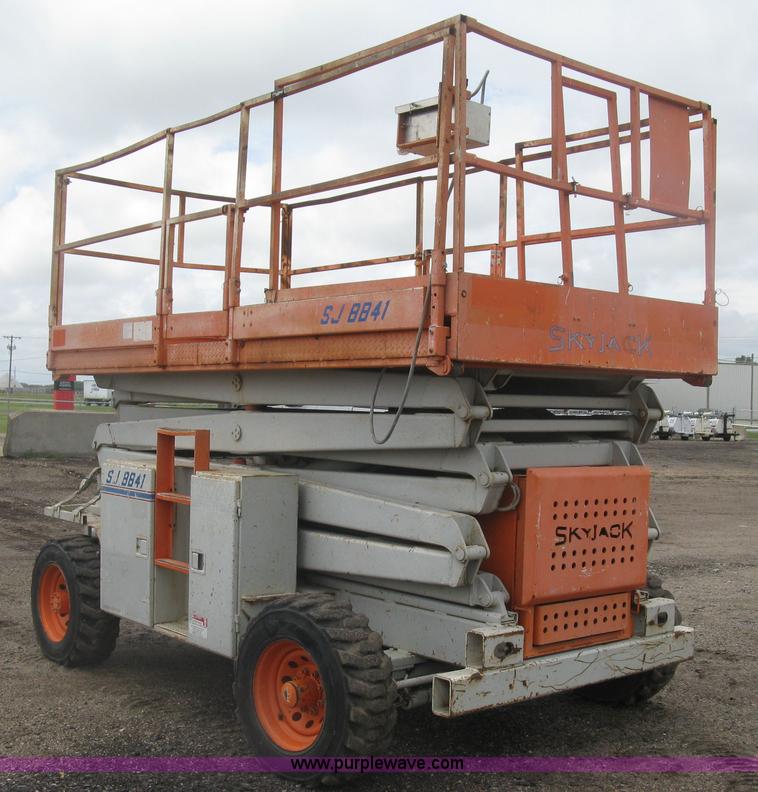 image for item K8690 1999 Sky Jack SJ8841A scissor lift
