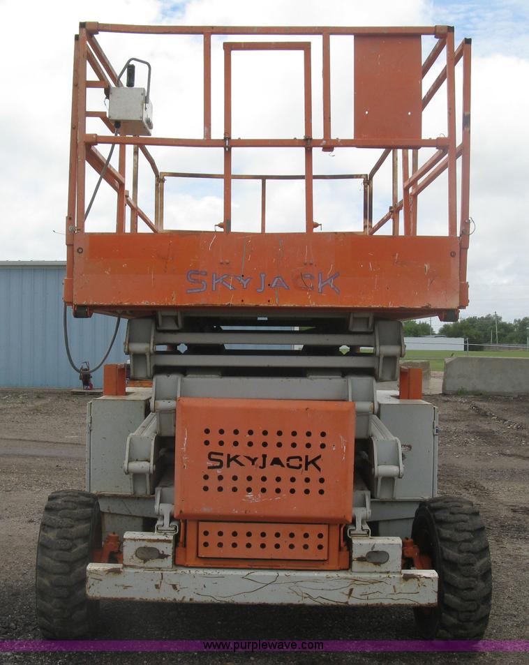 image for item K8690 1999 Sky Jack SJ8841A scissor lift