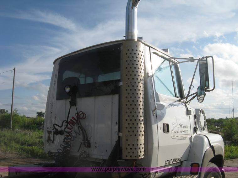 image for item K8694 1996 Ford LTA9000 Aero Max 106 semi truck