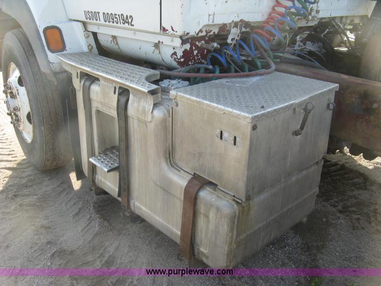 image for item K8694 1996 Ford LTA9000 Aero Max 106 semi truck