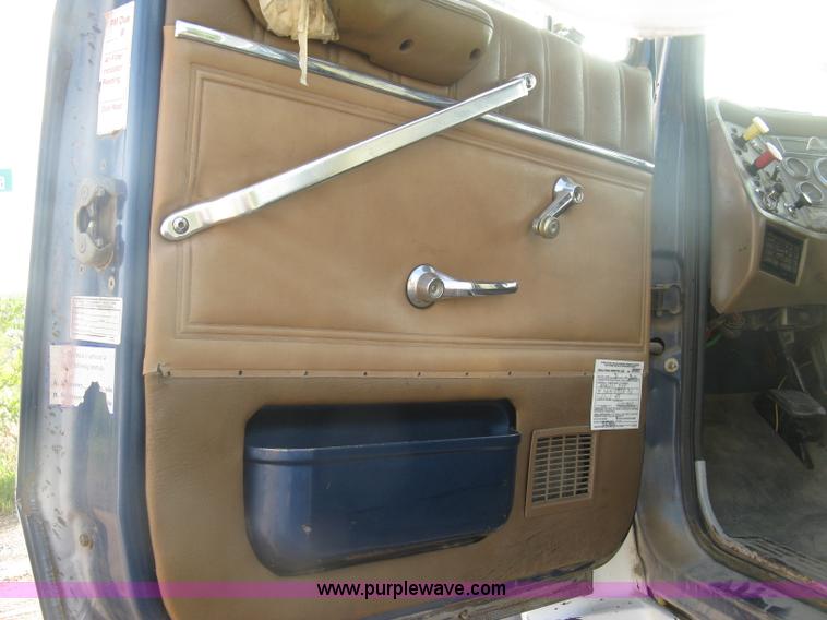 image for item K8694 1996 Ford LTA9000 Aero Max 106 semi truck