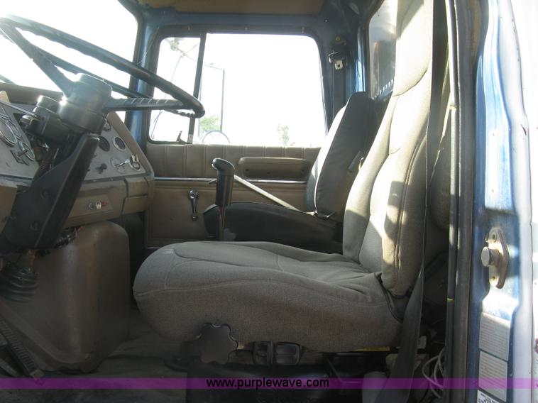 image for item K8694 1996 Ford LTA9000 Aero Max 106 semi truck