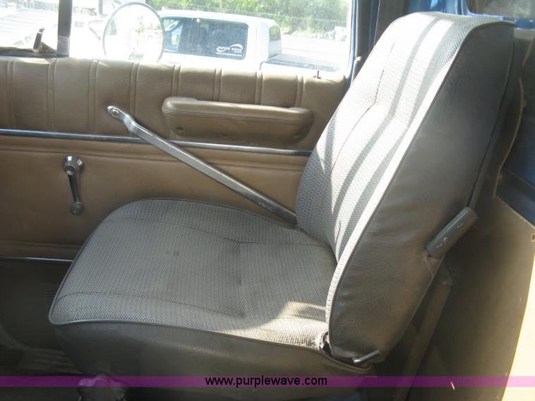 image for item K8694 1996 Ford LTA9000 Aero Max 106 semi truck