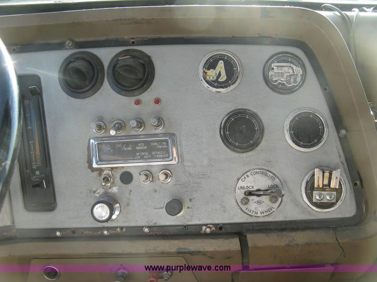 image for item K8694 1996 Ford LTA9000 Aero Max 106 semi truck