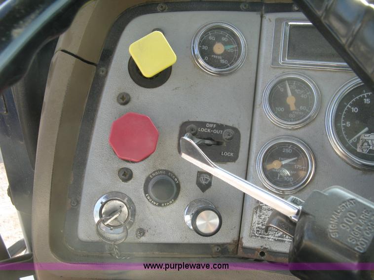 image for item K8694 1996 Ford LTA9000 Aero Max 106 semi truck