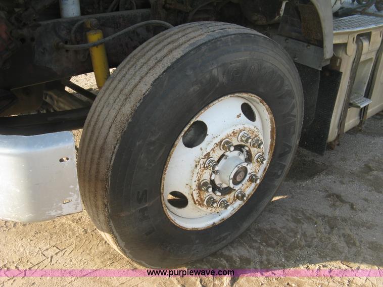 image for item K8694 1996 Ford LTA9000 Aero Max 106 semi truck